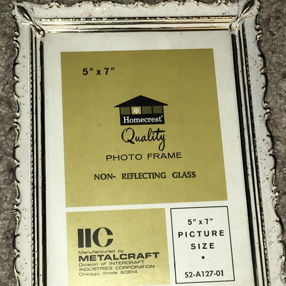 Homecrest Metalcraft White and Silver Photo Frame